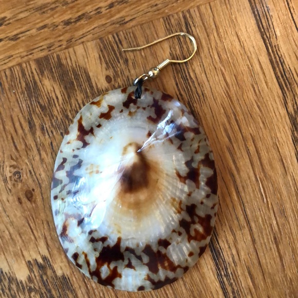 Vintage Shell Earrings - Picture 3 of 8